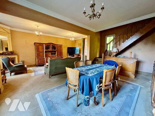 
En plein c?ur de Salbris, découvrez cette élégante maison bourgeoise pleine de charme et de p...