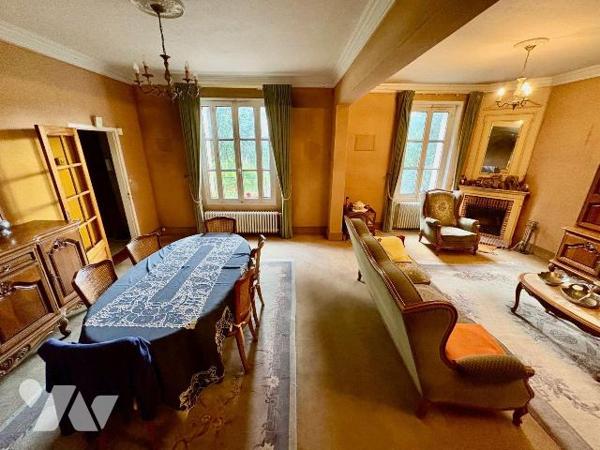 
En plein c?ur de Salbris, découvrez cette élégante maison bourgeoise pleine de charme et de p...