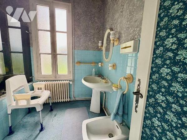 
En plein c?ur de Salbris, découvrez cette élégante maison bourgeoise pleine de charme et de p...