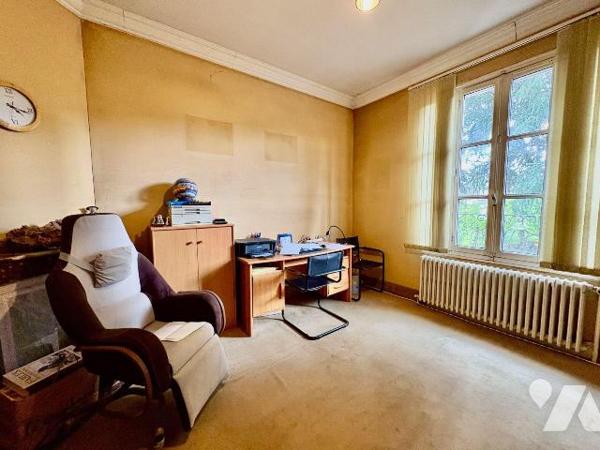 
En plein c?ur de Salbris, découvrez cette élégante maison bourgeoise pleine de charme et de p...