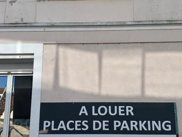 Parking / Box à louer à Sainte-Colombe (69560)