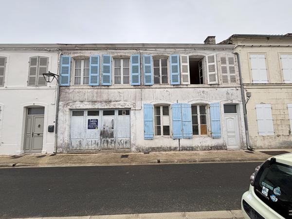 Maison de bourg à rénover entièrement, beau potentiel