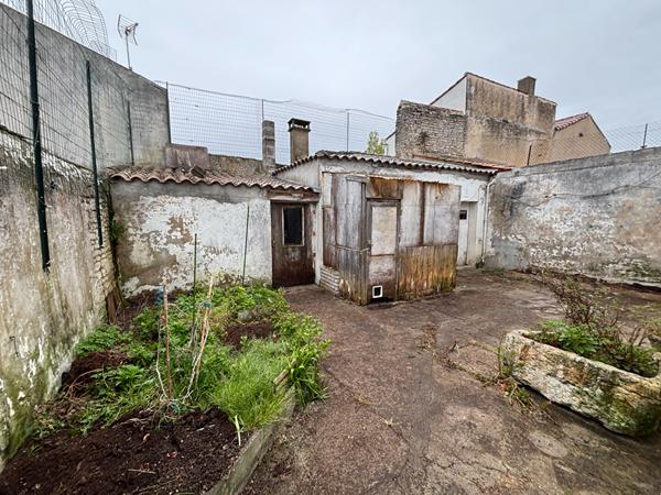 Maison de bourg à rénover entièrement, beau potentiel