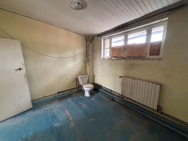Maison de bourg à rénover entièrement, beau potentiel