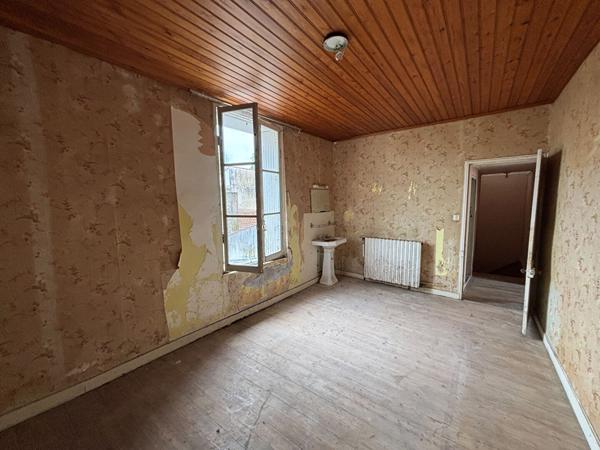 Maison de bourg à rénover entièrement, beau potentiel