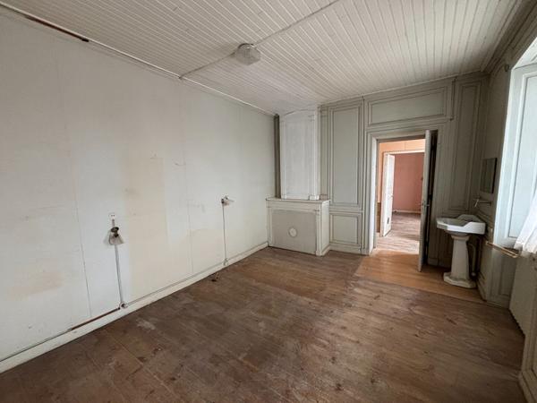 Maison de bourg à rénover entièrement, beau potentiel