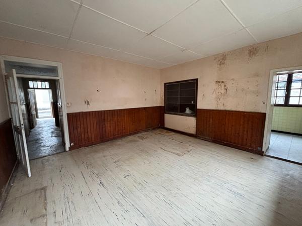 Maison de bourg à rénover entièrement, beau potentiel