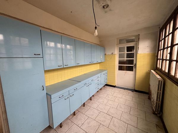 Maison de bourg à rénover entièrement, beau potentiel