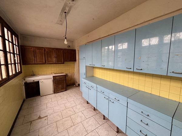 Maison de bourg à rénover entièrement, beau potentiel