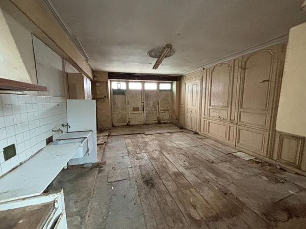 Maison de bourg à rénover entièrement, beau potentiel