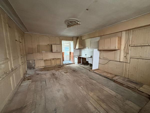 Maison de bourg à rénover entièrement, beau potentiel