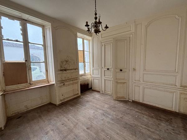Maison de bourg à rénover entièrement, beau potentiel