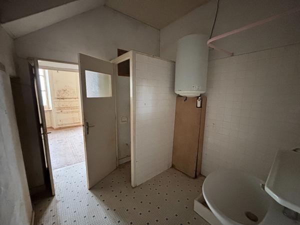 Maison de bourg à rénover entièrement, beau potentiel