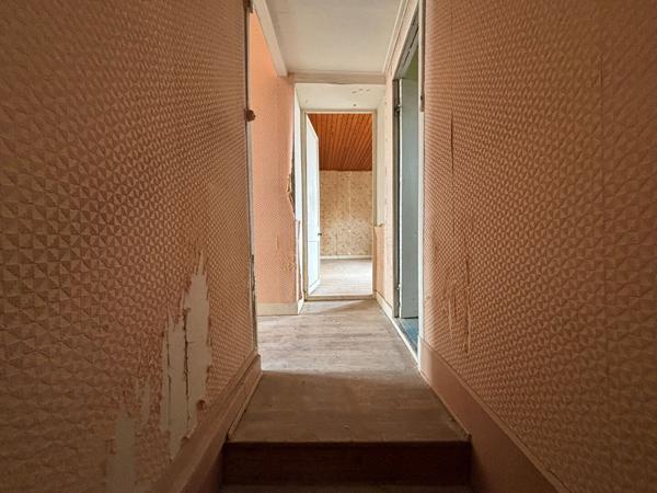 Maison de bourg à rénover entièrement, beau potentiel
