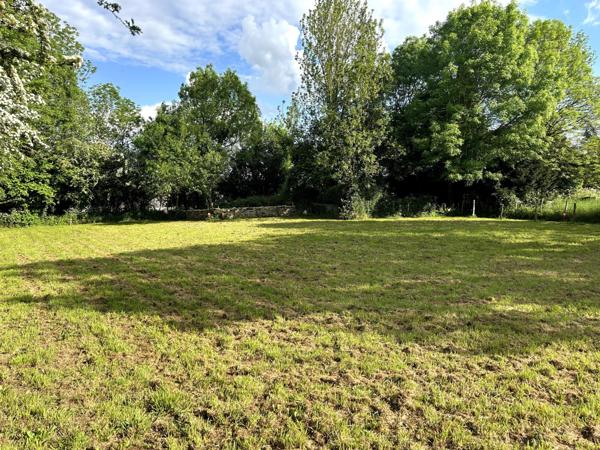 A Fonvérine. Terrain constructible au calme, cadre verdoyant et proche des commodités.