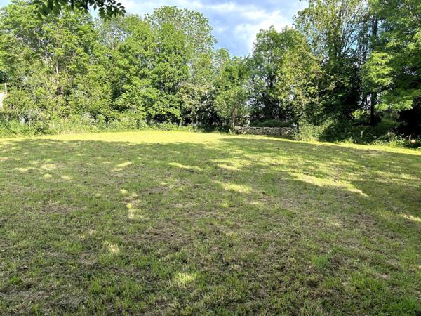 A Fonvérine. Terrain constructible au calme, cadre verdoyant et proche des commodités.