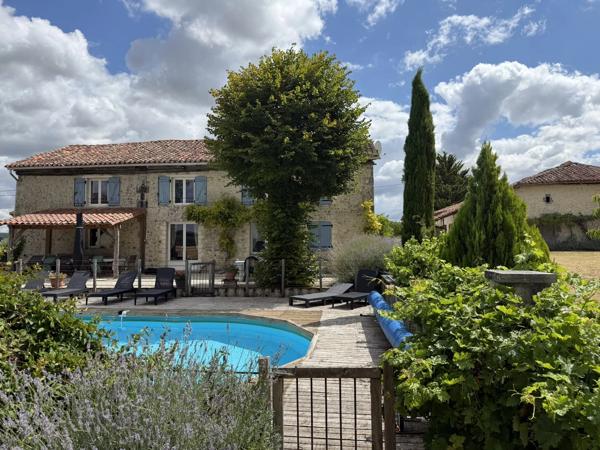 Superbe grange réaménagée avec 6 chambres et 4 salles de bains, offrant une vue imprenable