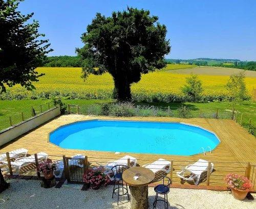 Superbe grange réaménagée avec 6 chambres et 4 salles de bains, offrant une vue imprenable