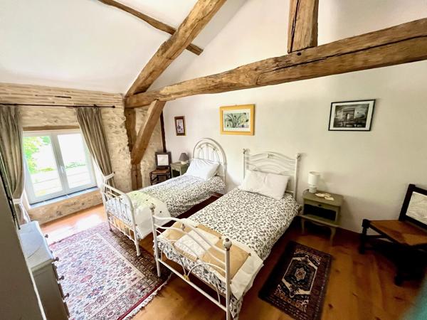 Superbe grange réaménagée avec 6 chambres et 4 salles de bains, offrant une vue imprenable