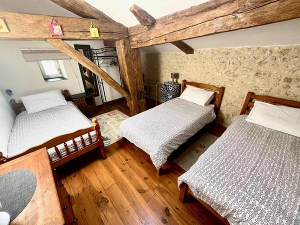 Superbe grange réaménagée avec 6 chambres et 4 salles de bains, offrant une vue imprenable