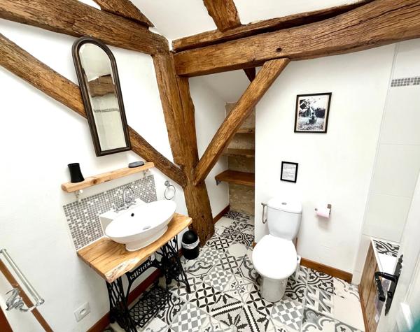 Superbe grange réaménagée avec 6 chambres et 4 salles de bains, offrant une vue imprenable