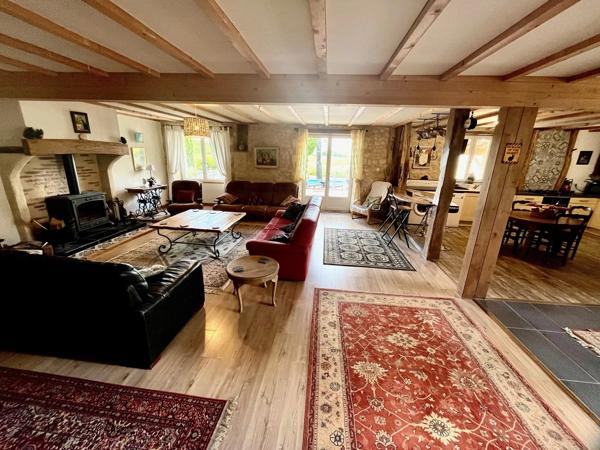Superbe grange réaménagée avec 6 chambres et 4 salles de bains, offrant une vue imprenable