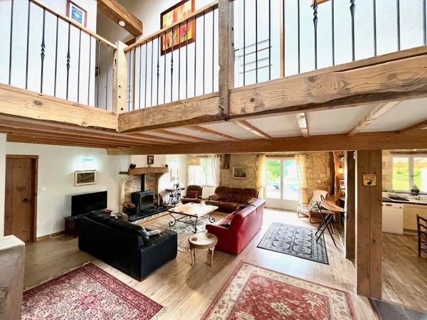 Superbe grange réaménagée avec 6 chambres et 4 salles de bains, offrant une vue imprenable