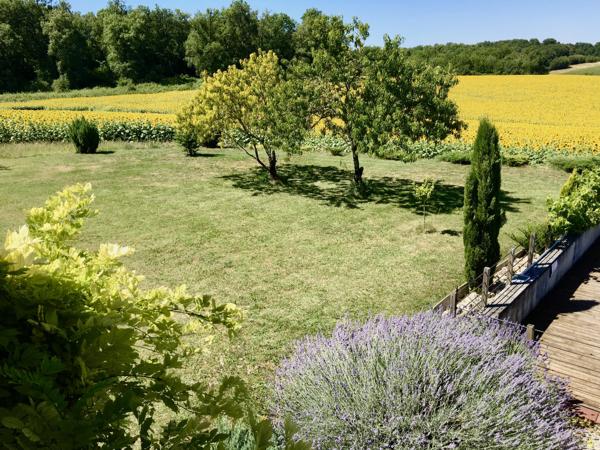 Superbe grange réaménagée avec 6 chambres et 4 salles de bains, offrant une vue imprenable
