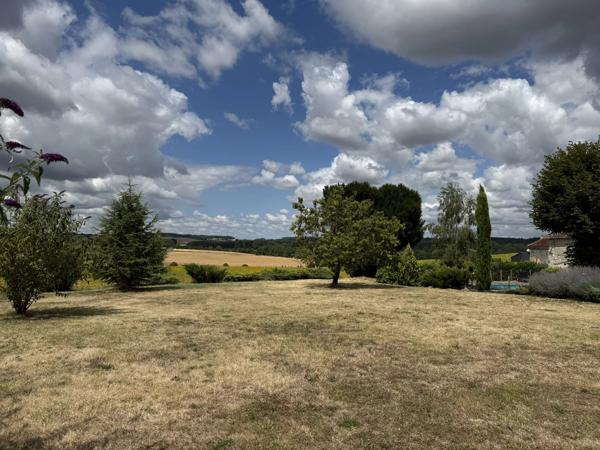 Superbe grange réaménagée avec 6 chambres et 4 salles de bains, offrant une vue imprenable