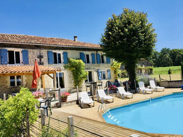 Superbe grange réaménagée avec 6 chambres et 4 salles de bains, offrant une vue imprenable
