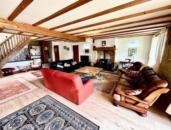 Superbe grange réaménagée avec 6 chambres et 4 salles de bains, offrant une vue imprenable