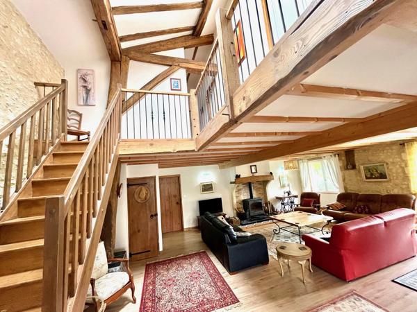 Superbe grange réaménagée avec 6 chambres et 4 salles de bains, offrant une vue imprenable