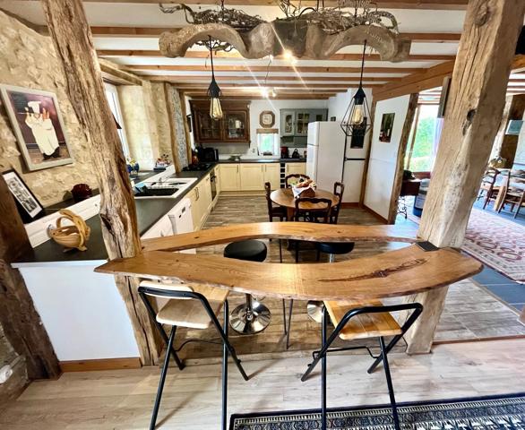 Superbe grange réaménagée avec 6 chambres et 4 salles de bains, offrant une vue imprenable
