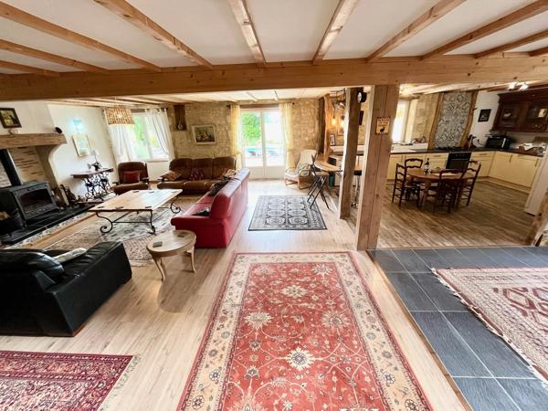 Superbe grange réaménagée avec 6 chambres et 4 salles de bains, offrant une vue imprenable