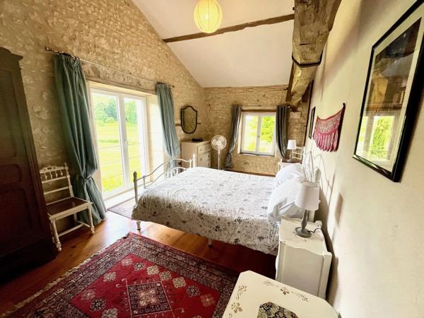 Superbe grange réaménagée avec 6 chambres et 4 salles de bains, offrant une vue imprenable