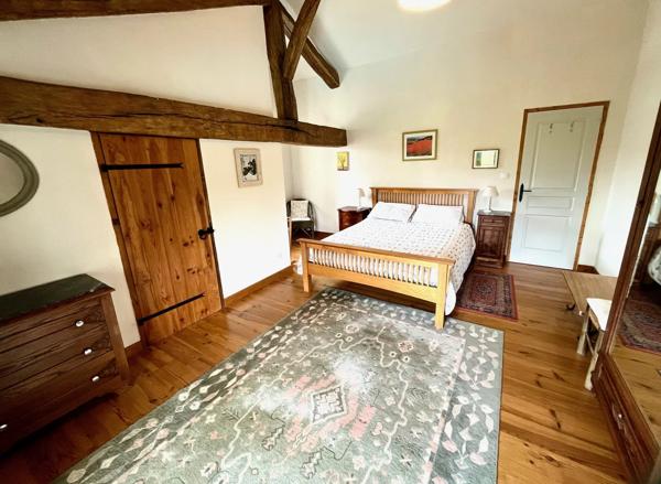 Superbe grange réaménagée avec 6 chambres et 4 salles de bains, offrant une vue imprenable