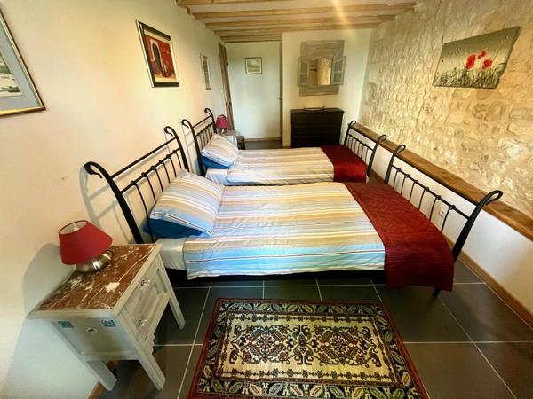 Superbe grange réaménagée avec 6 chambres et 4 salles de bains, offrant une vue imprenable