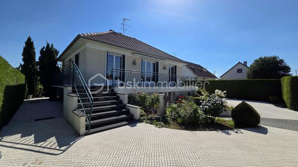 NOUVEAUTE A FONTENAY TRESIGNY

Proche des ECOLES et COMMERCES, située dans un environnement CALME & RECHERCHE,  je vous propose de découvrir cette JOLIE MAISON FAMILIALE de 184 M2 sur un MAGNIFIQUE JARDIN sans VIS à VIS de plus de 1 000 M2.

Au RDC vous serez séduits par une GRANDE PIECE avec une cheminée pouvant être aménagée selon vos envies, 2 belles CHAMBRES - 1 Bureau - 1 SDE avec WC - une SUPERBE CUISINE d'été entièrement aménagée et équipée avec accès direct sur la terrasse extérieure, un espace buanderie.

A l'ETAGE,  une grande ENTREE, une CUISINE indépendante et équipée, une salle de bains avec WC, 2 CHAMBRES,  un Salon / Séjour avec un accès sur le grand balcon.

COTE EXTERIEUR : Vous profiterez d'un MAGNIFIQUE JARDIN arboré et entièrement clos - Sans oublier Un grand GARAGE -

La maison est chauffée au GAZ de Ville.
Proche de la gare de MARLES, RER E

Chaque étage peut être aménagé de manière indépendante afin d'offir deux espaces de vie distincts et confortables