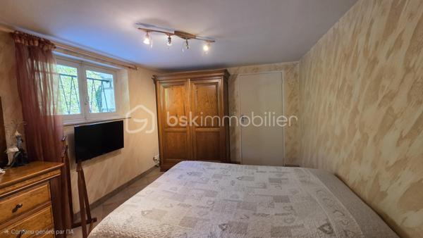 NOUVEAUTE A FONTENAY TRESIGNY

Proche des ECOLES et COMMERCES, située dans un environnement CALME & RECHERCHE,  je vous propose de découvrir cette JOLIE MAISON FAMILIALE de 184 M2 sur un MAGNIFIQUE JARDIN sans VIS à VIS de plus de 1 000 M2.

Au RDC vous serez séduits par une GRANDE PIECE avec une cheminée pouvant être aménagée selon vos envies, 2 belles CHAMBRES - 1 Bureau - 1 SDE avec WC - une SUPERBE CUISINE d'été entièrement aménagée et équipée avec accès direct sur la terrasse extérieure, un espace buanderie.

A l'ETAGE,  une grande ENTREE, une CUISINE indépendante et équipée, une salle de bains avec WC, 2 CHAMBRES,  un Salon / Séjour avec un accès sur le grand balcon.

COTE EXTERIEUR : Vous profiterez d'un MAGNIFIQUE JARDIN arboré et entièrement clos - Sans oublier Un grand GARAGE -

La maison est chauffée au GAZ de Ville.
Proche de la gare de MARLES, RER E

Chaque étage peut être aménagé de manière indépendante afin d'offir deux espaces de vie distincts et confortables