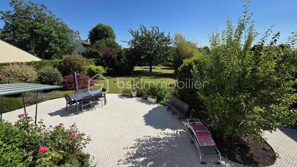 NOUVEAUTE A FONTENAY TRESIGNY

Proche des ECOLES et COMMERCES, située dans un environnement CALME & RECHERCHE,  je vous propose de découvrir cette JOLIE MAISON FAMILIALE de 184 M2 sur un MAGNIFIQUE JARDIN sans VIS à VIS de plus de 1 000 M2.

Au RDC vous serez séduits par une GRANDE PIECE avec une cheminée pouvant être aménagée selon vos envies, 2 belles CHAMBRES - 1 Bureau - 1 SDE avec WC - une SUPERBE CUISINE d'été entièrement aménagée et équipée avec accès direct sur la terrasse extérieure, un espace buanderie.

A l'ETAGE,  une grande ENTREE, une CUISINE indépendante et équipée, une salle de bains avec WC, 2 CHAMBRES,  un Salon / Séjour avec un accès sur le grand balcon.

COTE EXTERIEUR : Vous profiterez d'un MAGNIFIQUE JARDIN arboré et entièrement clos - Sans oublier Un grand GARAGE -

La maison est chauffée au GAZ de Ville.
Proche de la gare de MARLES, RER E

Chaque étage peut être aménagé de manière indépendante afin d'offir deux espaces de vie distincts et confortables