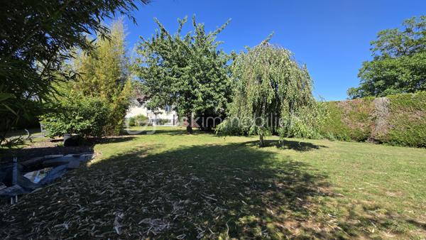 NOUVEAUTE A FONTENAY TRESIGNY

Proche des ECOLES et COMMERCES, située dans un environnement CALME & RECHERCHE,  je vous propose de découvrir cette JOLIE MAISON FAMILIALE de 184 M2 sur un MAGNIFIQUE JARDIN sans VIS à VIS de plus de 1 000 M2.

Au RDC vous serez séduits par une GRANDE PIECE avec une cheminée pouvant être aménagée selon vos envies, 2 belles CHAMBRES - 1 Bureau - 1 SDE avec WC - une SUPERBE CUISINE d'été entièrement aménagée et équipée avec accès direct sur la terrasse extérieure, un espace buanderie.

A l'ETAGE,  une grande ENTREE, une CUISINE indépendante et équipée, une salle de bains avec WC, 2 CHAMBRES,  un Salon / Séjour avec un accès sur le grand balcon.

COTE EXTERIEUR : Vous profiterez d'un MAGNIFIQUE JARDIN arboré et entièrement clos - Sans oublier Un grand GARAGE -

La maison est chauffée au GAZ de Ville.
Proche de la gare de MARLES, RER E

Chaque étage peut être aménagé de manière indépendante afin d'offir deux espaces de vie distincts et confortables