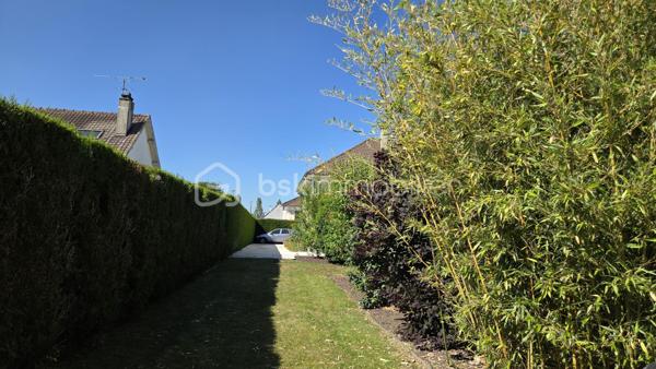 NOUVEAUTE A FONTENAY TRESIGNY

Proche des ECOLES et COMMERCES, située dans un environnement CALME & RECHERCHE,  je vous propose de découvrir cette JOLIE MAISON FAMILIALE de 184 M2 sur un MAGNIFIQUE JARDIN sans VIS à VIS de plus de 1 000 M2.

Au RDC vous serez séduits par une GRANDE PIECE avec une cheminée pouvant être aménagée selon vos envies, 2 belles CHAMBRES - 1 Bureau - 1 SDE avec WC - une SUPERBE CUISINE d'été entièrement aménagée et équipée avec accès direct sur la terrasse extérieure, un espace buanderie.

A l'ETAGE,  une grande ENTREE, une CUISINE indépendante et équipée, une salle de bains avec WC, 2 CHAMBRES,  un Salon / Séjour avec un accès sur le grand balcon.

COTE EXTERIEUR : Vous profiterez d'un MAGNIFIQUE JARDIN arboré et entièrement clos - Sans oublier Un grand GARAGE -

La maison est chauffée au GAZ de Ville.
Proche de la gare de MARLES, RER E

Chaque étage peut être aménagé de manière indépendante afin d'offir deux espaces de vie distincts et confortables