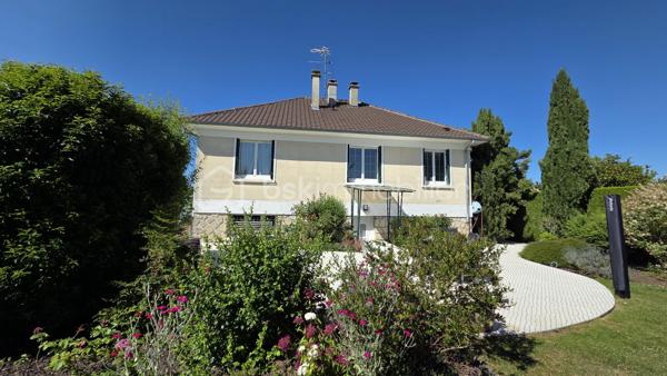 NOUVEAUTE A FONTENAY TRESIGNY

Proche des ECOLES et COMMERCES, située dans un environnement CALME & RECHERCHE,  je vous propose de découvrir cette JOLIE MAISON FAMILIALE de 184 M2 sur un MAGNIFIQUE JARDIN sans VIS à VIS de plus de 1 000 M2.

Au RDC vous serez séduits par une GRANDE PIECE avec une cheminée pouvant être aménagée selon vos envies, 2 belles CHAMBRES - 1 Bureau - 1 SDE avec WC - une SUPERBE CUISINE d'été entièrement aménagée et équipée avec accès direct sur la terrasse extérieure, un espace buanderie.

A l'ETAGE,  une grande ENTREE, une CUISINE indépendante et équipée, une salle de bains avec WC, 2 CHAMBRES,  un Salon / Séjour avec un accès sur le grand balcon.

COTE EXTERIEUR : Vous profiterez d'un MAGNIFIQUE JARDIN arboré et entièrement clos - Sans oublier Un grand GARAGE -

La maison est chauffée au GAZ de Ville.
Proche de la gare de MARLES, RER E

Chaque étage peut être aménagé de manière indépendante afin d'offir deux espaces de vie distincts et confortables