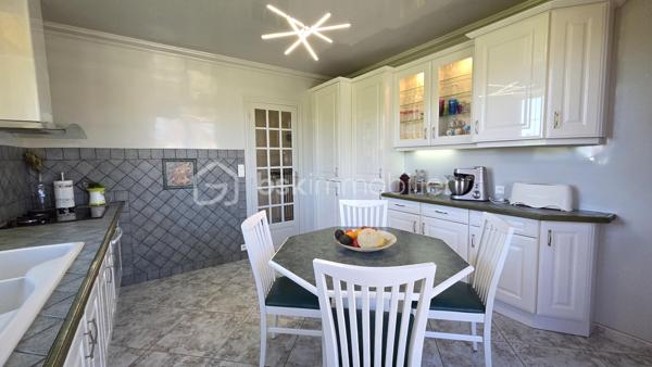NOUVEAUTE A FONTENAY TRESIGNY

Proche des ECOLES et COMMERCES, située dans un environnement CALME & RECHERCHE,  je vous propose de découvrir cette JOLIE MAISON FAMILIALE de 184 M2 sur un MAGNIFIQUE JARDIN sans VIS à VIS de plus de 1 000 M2.

Au RDC vous serez séduits par une GRANDE PIECE avec une cheminée pouvant être aménagée selon vos envies, 2 belles CHAMBRES - 1 Bureau - 1 SDE avec WC - une SUPERBE CUISINE d'été entièrement aménagée et équipée avec accès direct sur la terrasse extérieure, un espace buanderie.

A l'ETAGE,  une grande ENTREE, une CUISINE indépendante et équipée, une salle de bains avec WC, 2 CHAMBRES,  un Salon / Séjour avec un accès sur le grand balcon.

COTE EXTERIEUR : Vous profiterez d'un MAGNIFIQUE JARDIN arboré et entièrement clos - Sans oublier Un grand GARAGE -

La maison est chauffée au GAZ de Ville.
Proche de la gare de MARLES, RER E

Chaque étage peut être aménagé de manière indépendante afin d'offir deux espaces de vie distincts et confortables