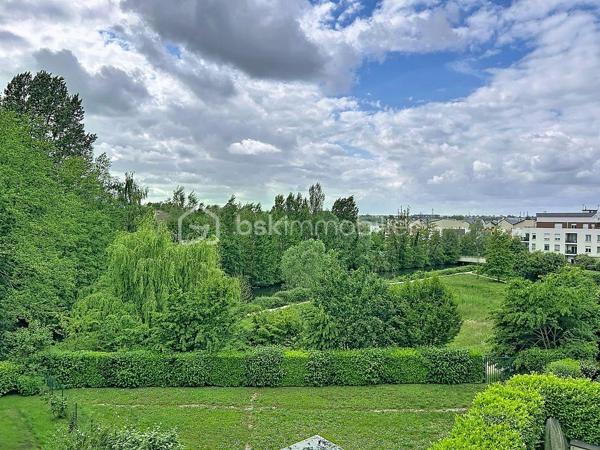 ✨ GRAND STUDIO 28 m² – IDÉAL INVESTISSEMENT OU PREMIER ACHAT ✨

Découvrez ce charmant grand studio de 28 m², parfaitement entretenu et prêt à accueillir ses futurs occupants, sans aucun travaux à prévoir.
Vous serez séduit par sa belle luminosité, son agréable balcon sans vis-à-vis offrant un véritable espace de détente, ainsi que par sa place de stationnement sécurisée au sein d’une copropriété calme et soignée, avec digicode et visiophone.

Situé à proximité immédiate des commerces, écoles et commodités, ce bien bénéficie d’un emplacement pratique et recherché.
Les charges comprennent le chauffage, l’eau froide et l’eau chaude, pour un confort de vie optimal et une meilleure maîtrise du budget.
Un bien rare sur le secteur, à visiter sans tarder !

Je suis disponible 7j/7 pour vous ouvrir les portes de ce bien charmant!