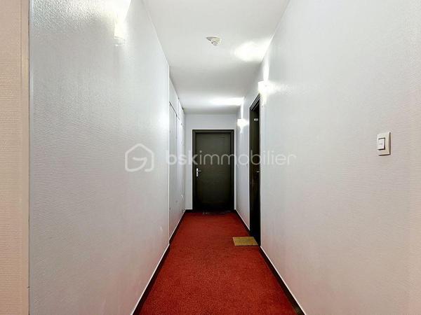 ✨ GRAND STUDIO 28 m² – IDÉAL INVESTISSEMENT OU PREMIER ACHAT ✨

Découvrez ce charmant grand studio de 28 m², parfaitement entretenu et prêt à accueillir ses futurs occupants, sans aucun travaux à prévoir.
Vous serez séduit par sa belle luminosité, son agréable balcon sans vis-à-vis offrant un véritable espace de détente, ainsi que par sa place de stationnement sécurisée au sein d’une copropriété calme et soignée, avec digicode et visiophone.

Situé à proximité immédiate des commerces, écoles et commodités, ce bien bénéficie d’un emplacement pratique et recherché.
Les charges comprennent le chauffage, l’eau froide et l’eau chaude, pour un confort de vie optimal et une meilleure maîtrise du budget.
Un bien rare sur le secteur, à visiter sans tarder !

Je suis disponible 7j/7 pour vous ouvrir les portes de ce bien charmant!