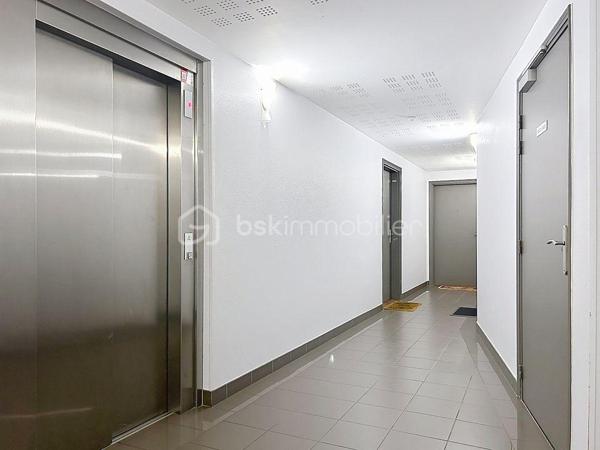 ✨ GRAND STUDIO 28 m² – IDÉAL INVESTISSEMENT OU PREMIER ACHAT ✨

Découvrez ce charmant grand studio de 28 m², parfaitement entretenu et prêt à accueillir ses futurs occupants, sans aucun travaux à prévoir.
Vous serez séduit par sa belle luminosité, son agréable balcon sans vis-à-vis offrant un véritable espace de détente, ainsi que par sa place de stationnement sécurisée au sein d’une copropriété calme et soignée, avec digicode et visiophone.

Situé à proximité immédiate des commerces, écoles et commodités, ce bien bénéficie d’un emplacement pratique et recherché.
Les charges comprennent le chauffage, l’eau froide et l’eau chaude, pour un confort de vie optimal et une meilleure maîtrise du budget.
Un bien rare sur le secteur, à visiter sans tarder !

Je suis disponible 7j/7 pour vous ouvrir les portes de ce bien charmant!