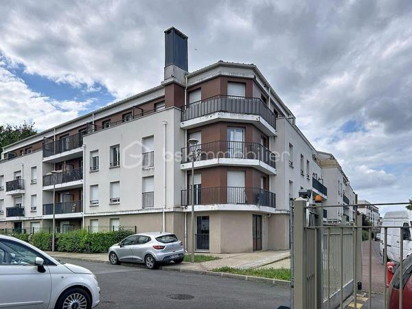 ✨ GRAND STUDIO 28 m² – IDÉAL INVESTISSEMENT OU PREMIER ACHAT ✨

Découvrez ce charmant grand studio de 28 m², parfaitement entretenu et prêt à accueillir ses futurs occupants, sans aucun travaux à prévoir.
Vous serez séduit par sa belle luminosité, son agréable balcon sans vis-à-vis offrant un véritable espace de détente, ainsi que par sa place de stationnement sécurisée au sein d’une copropriété calme et soignée, avec digicode et visiophone.

Situé à proximité immédiate des commerces, écoles et commodités, ce bien bénéficie d’un emplacement pratique et recherché.
Les charges comprennent le chauffage, l’eau froide et l’eau chaude, pour un confort de vie optimal et une meilleure maîtrise du budget.
Un bien rare sur le secteur, à visiter sans tarder !

Je suis disponible 7j/7 pour vous ouvrir les portes de ce bien charmant!