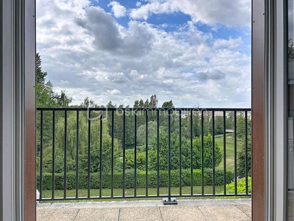 ✨ GRAND STUDIO 28 m² – IDÉAL INVESTISSEMENT OU PREMIER ACHAT ✨

Découvrez ce charmant grand studio de 28 m², parfaitement entretenu et prêt à accueillir ses futurs occupants, sans aucun travaux à prévoir.
Vous serez séduit par sa belle luminosité, son agréable balcon sans vis-à-vis offrant un véritable espace de détente, ainsi que par sa place de stationnement sécurisée au sein d’une copropriété calme et soignée, avec digicode et visiophone.

Situé à proximité immédiate des commerces, écoles et commodités, ce bien bénéficie d’un emplacement pratique et recherché.
Les charges comprennent le chauffage, l’eau froide et l’eau chaude, pour un confort de vie optimal et une meilleure maîtrise du budget.
Un bien rare sur le secteur, à visiter sans tarder !

Je suis disponible 7j/7 pour vous ouvrir les portes de ce bien charmant!