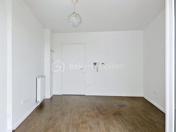 ✨ GRAND STUDIO 28 m² – IDÉAL INVESTISSEMENT OU PREMIER ACHAT ✨

Découvrez ce charmant grand studio de 28 m², parfaitement entretenu et prêt à accueillir ses futurs occupants, sans aucun travaux à prévoir.
Vous serez séduit par sa belle luminosité, son agréable balcon sans vis-à-vis offrant un véritable espace de détente, ainsi que par sa place de stationnement sécurisée au sein d’une copropriété calme et soignée, avec digicode et visiophone.

Situé à proximité immédiate des commerces, écoles et commodités, ce bien bénéficie d’un emplacement pratique et recherché.
Les charges comprennent le chauffage, l’eau froide et l’eau chaude, pour un confort de vie optimal et une meilleure maîtrise du budget.
Un bien rare sur le secteur, à visiter sans tarder !

Je suis disponible 7j/7 pour vous ouvrir les portes de ce bien charmant!